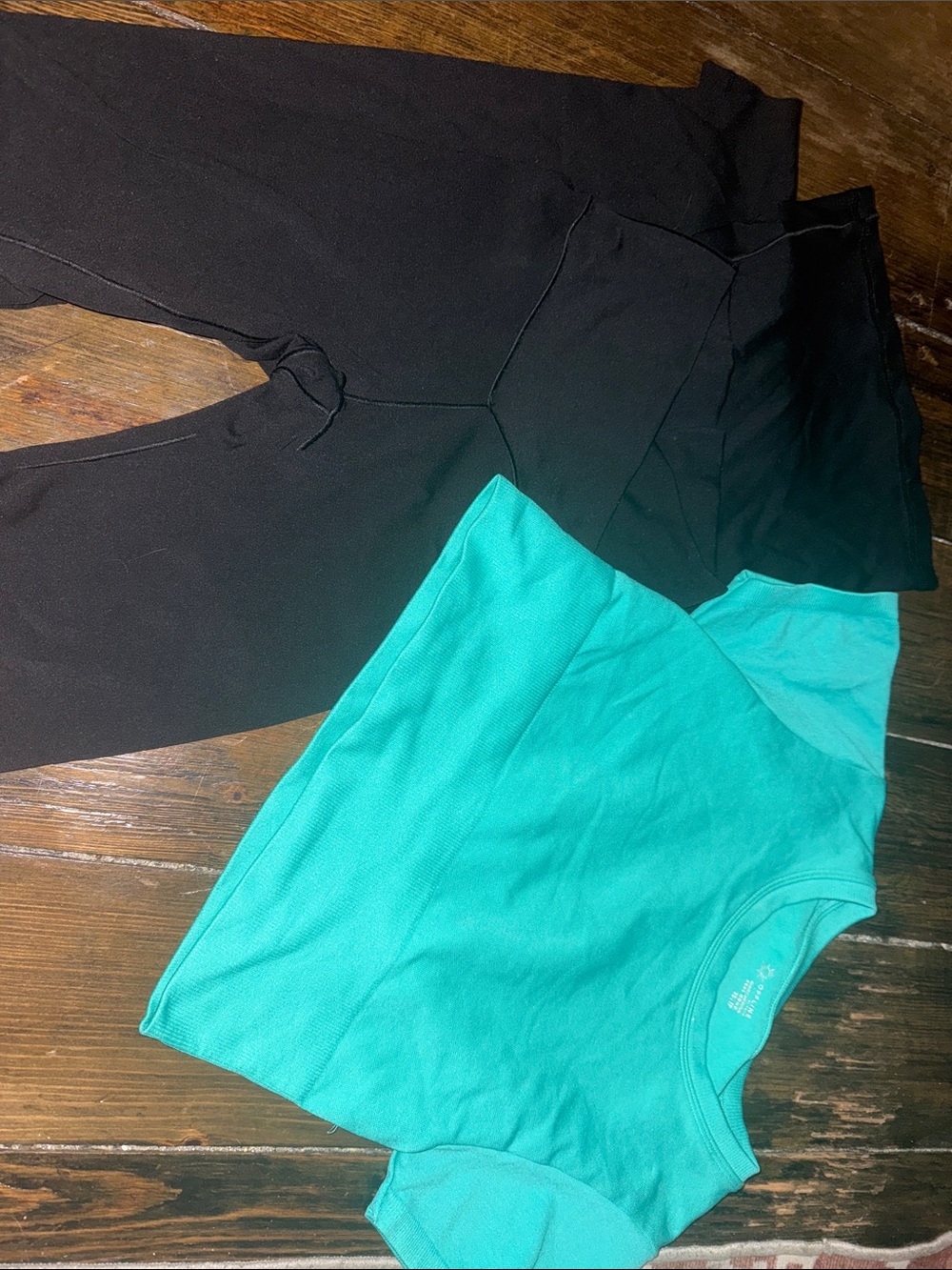 Offline by aerie Black Leggings with Teal Short-Sleeve Top
